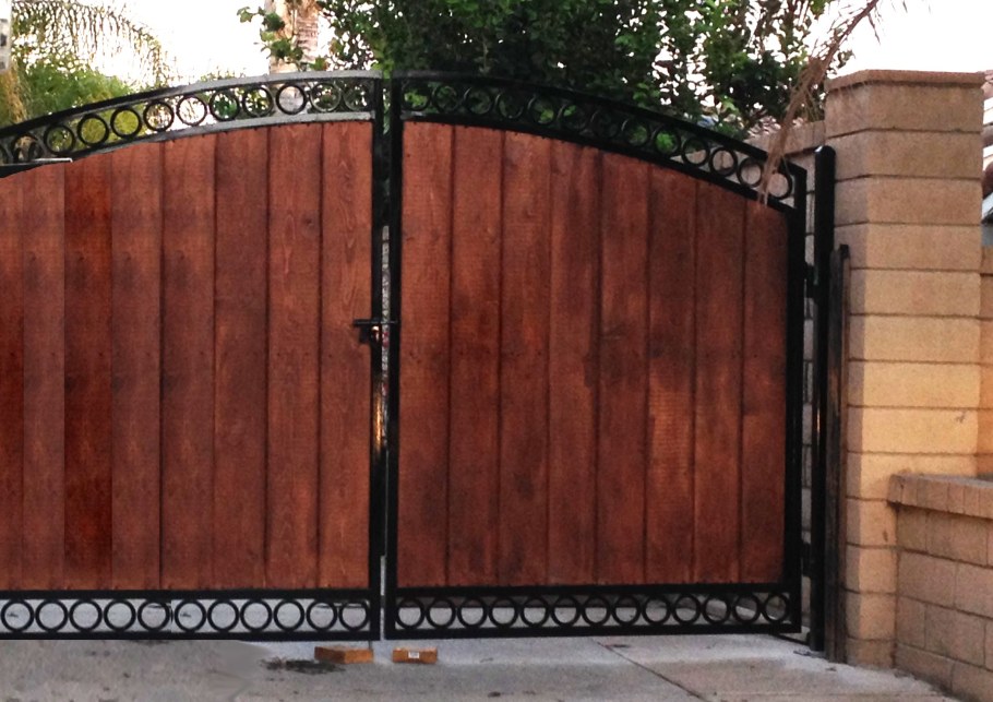 Калитка металлическая с деревянными вставками