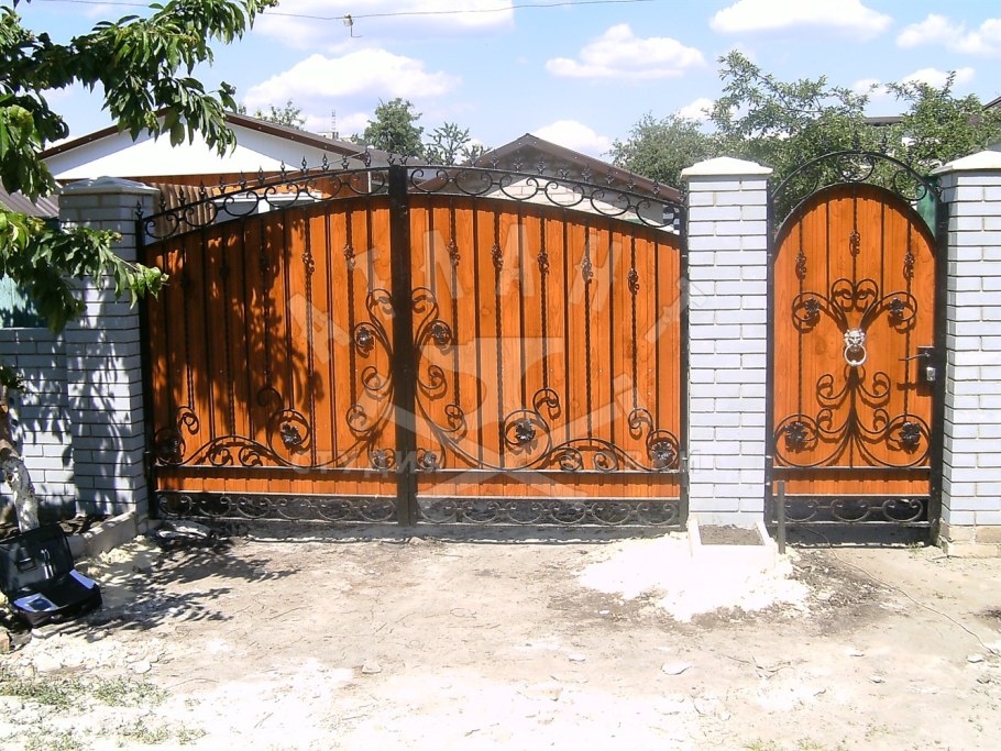 Кованые ворота с деревом