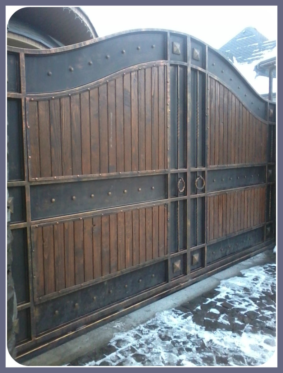 Кованые ворота с деревом