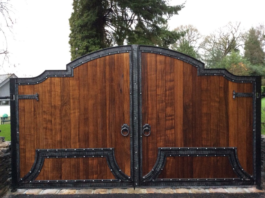Металлодеревянные ворота