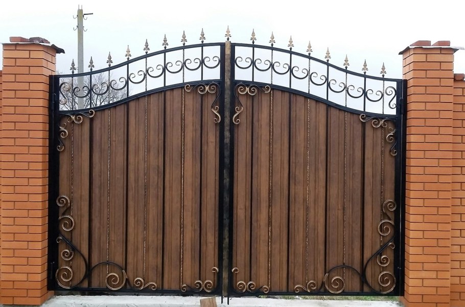 Ворота с элементами ковки