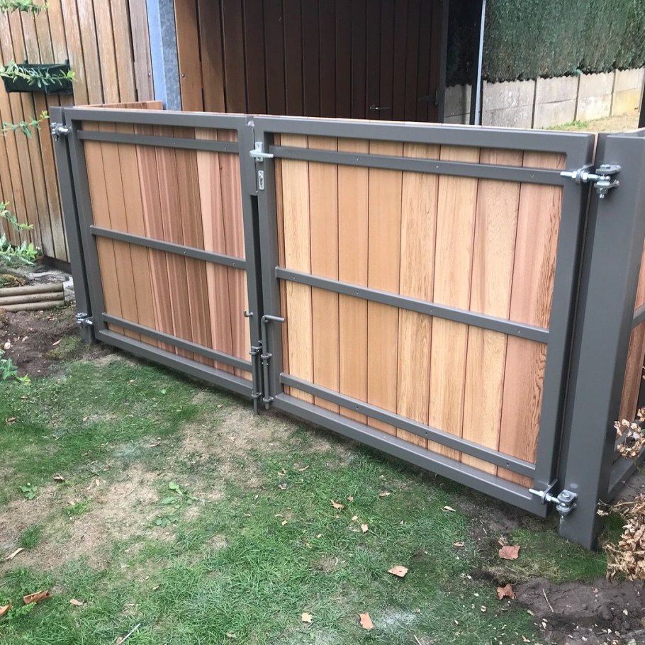 Деревянные ворота на металлическом каркасе