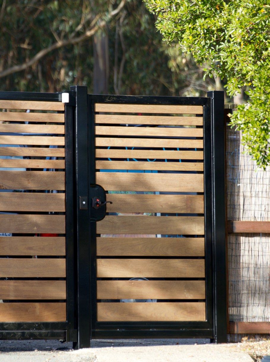 Деревянные ворота с калиткой