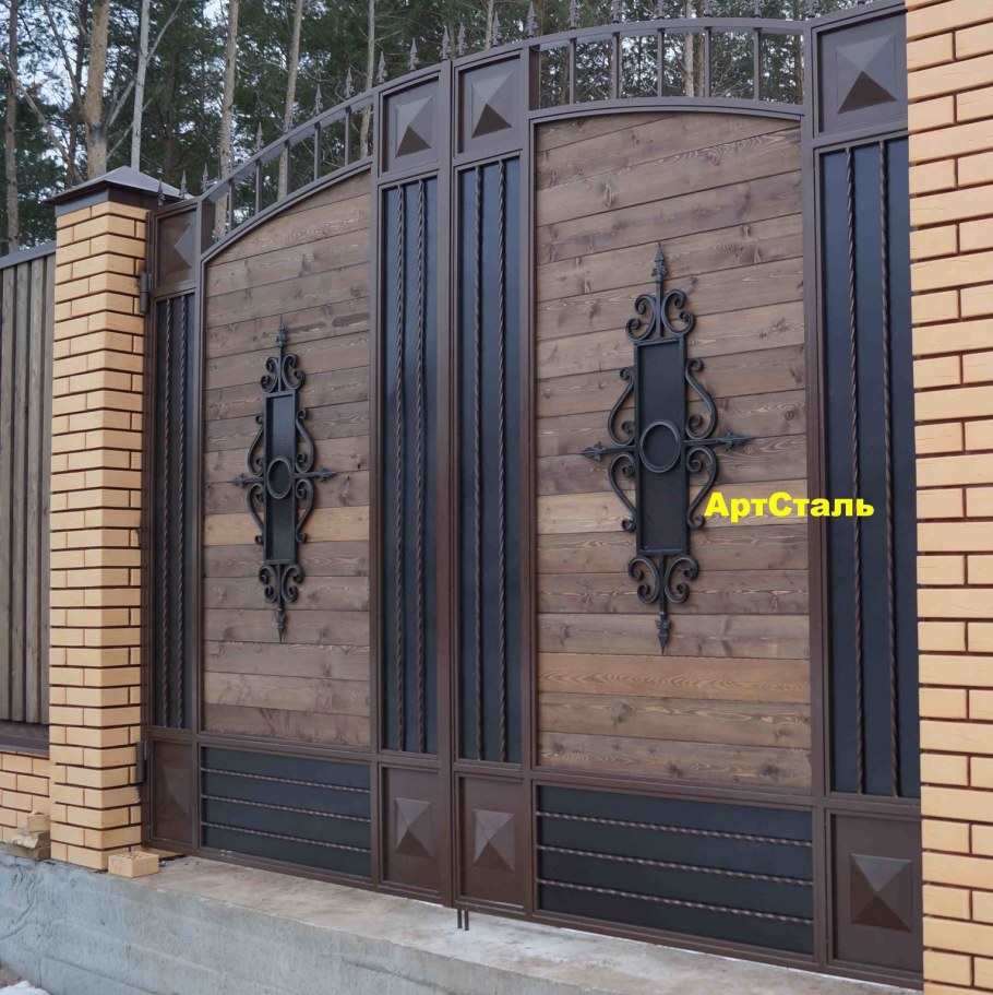 Кованый забор с деревом