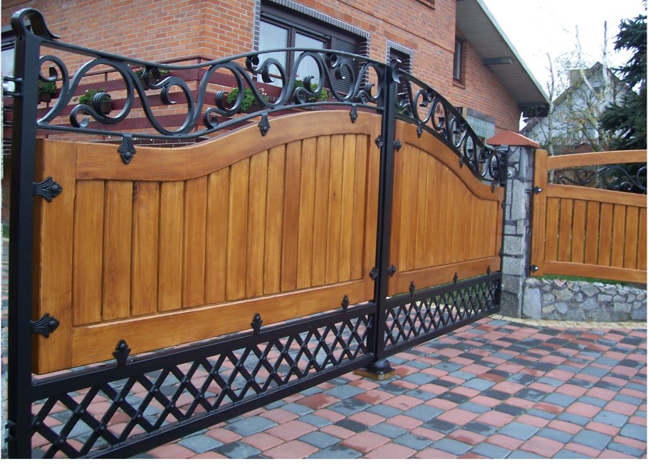 Деревянный забор с кованными элементами