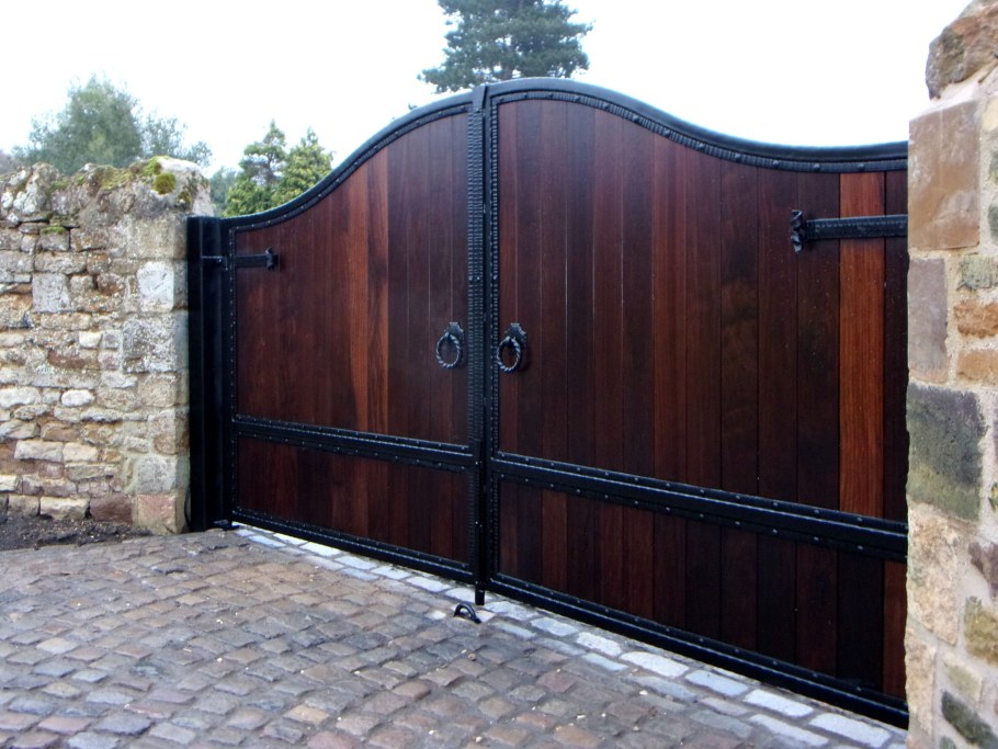 Ворота металлические с лиственницы