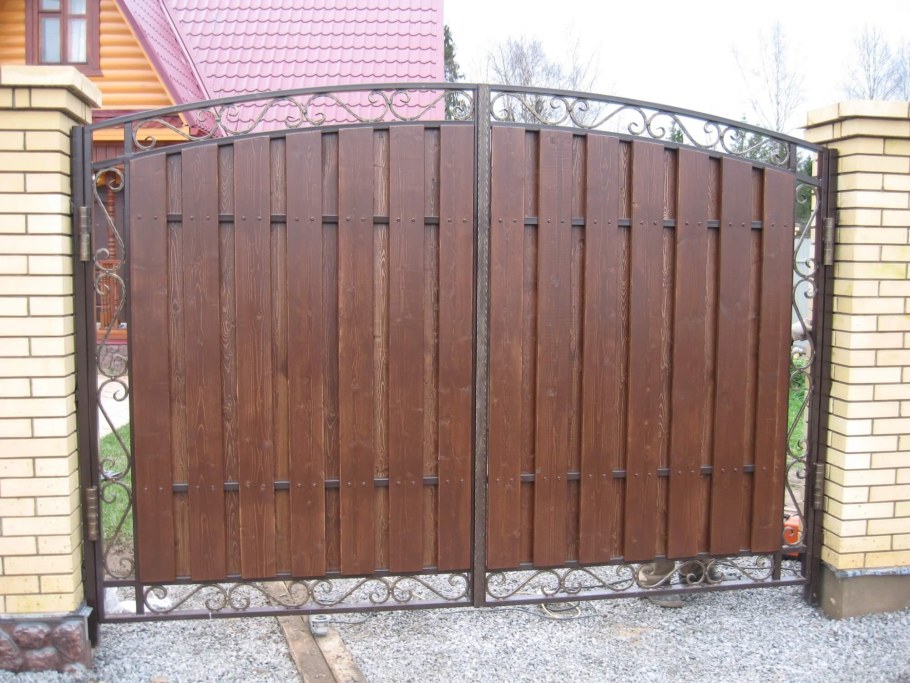Распашные ворота металл дерево