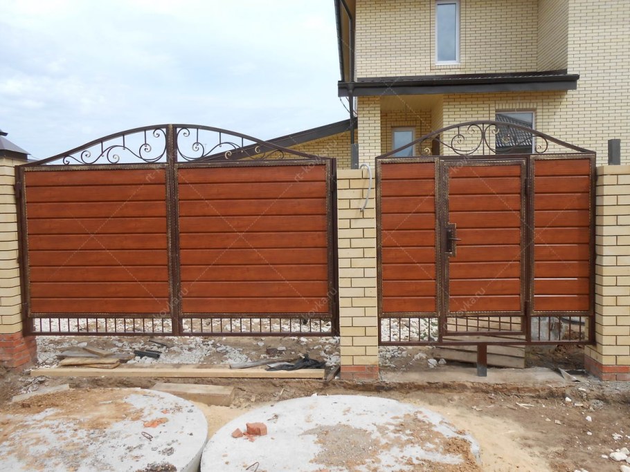 Распашные ворота из сайдинга