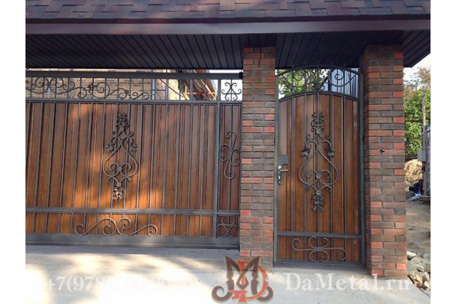 Откатные ворота с ковкой и деревом