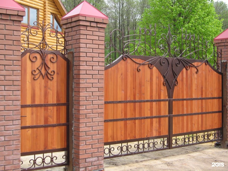 Деревянные ворота с элементами ковки