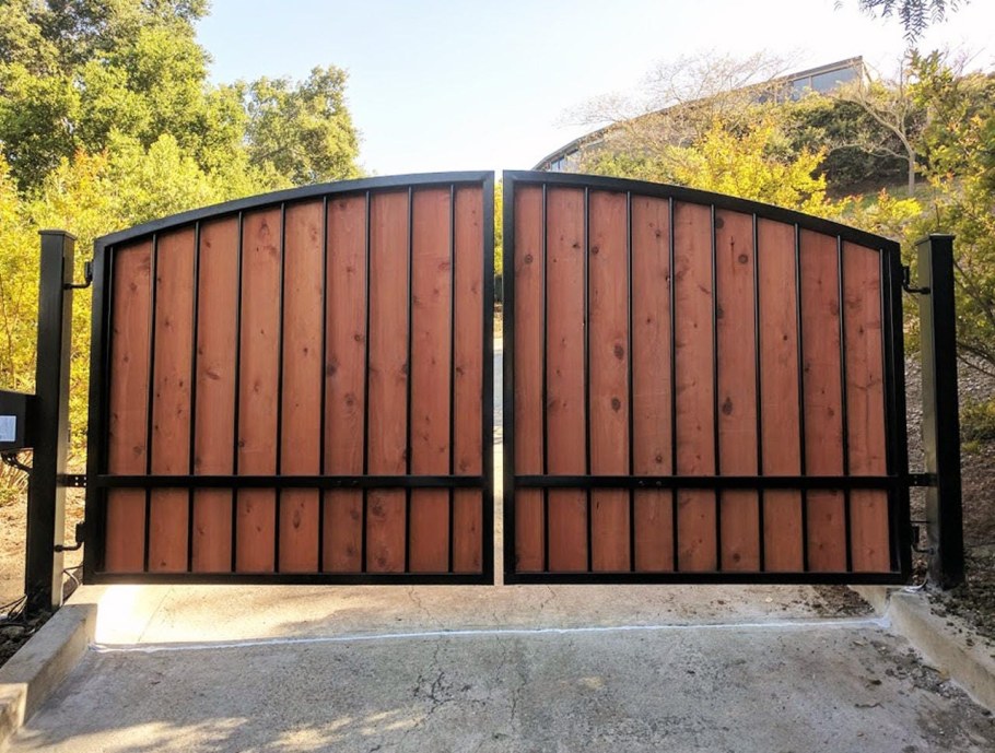 Распашные ворота дерево