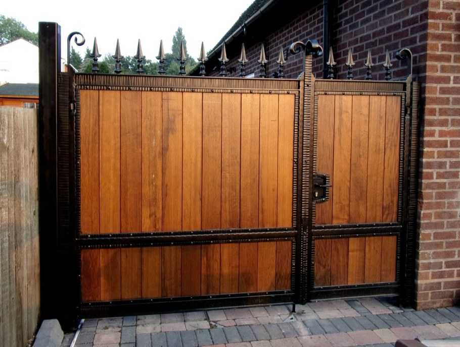 Распашные ворота с калитки (w3,0xh3,5м)