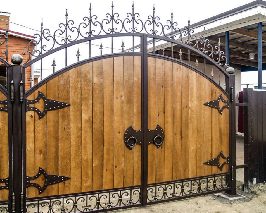 Деревянные ворота с элементами ковки