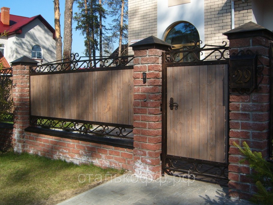 Красивый деревянный забор с ковкой