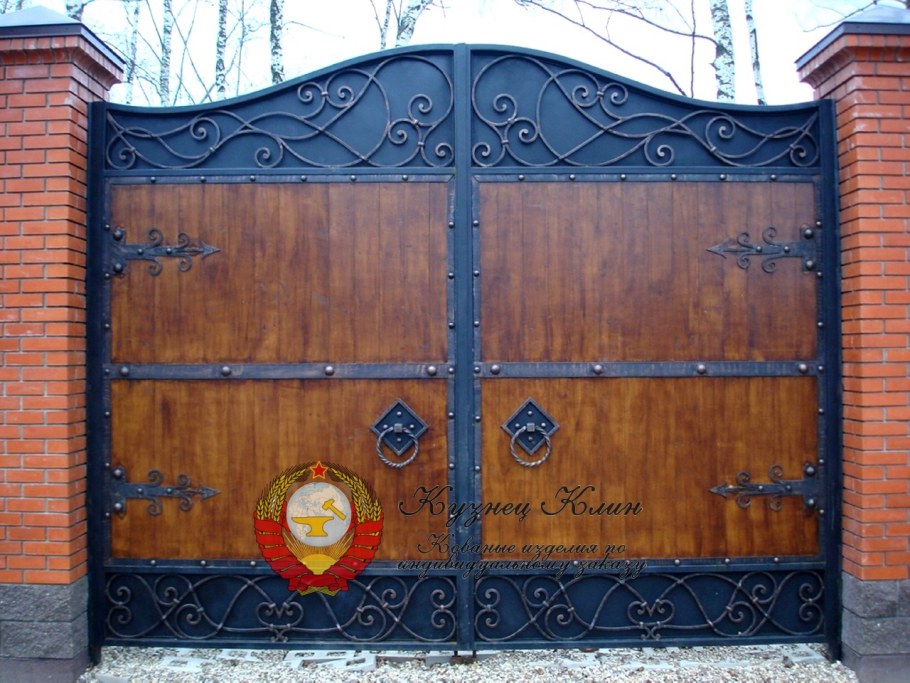 Деревянные ворота с ковкой