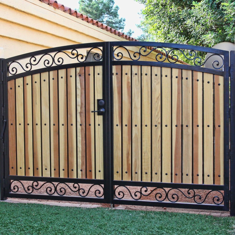 Деревянный забор с элементами ковки