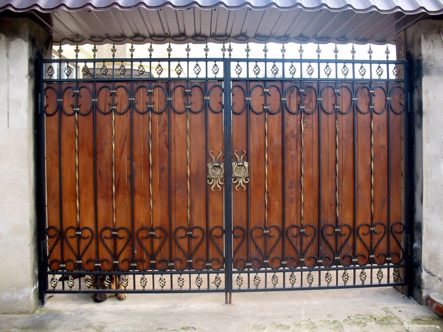 Деревянные ворота с элементами ковки