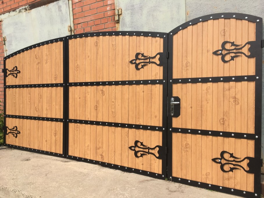 Деревянные ворота с элементами ковки