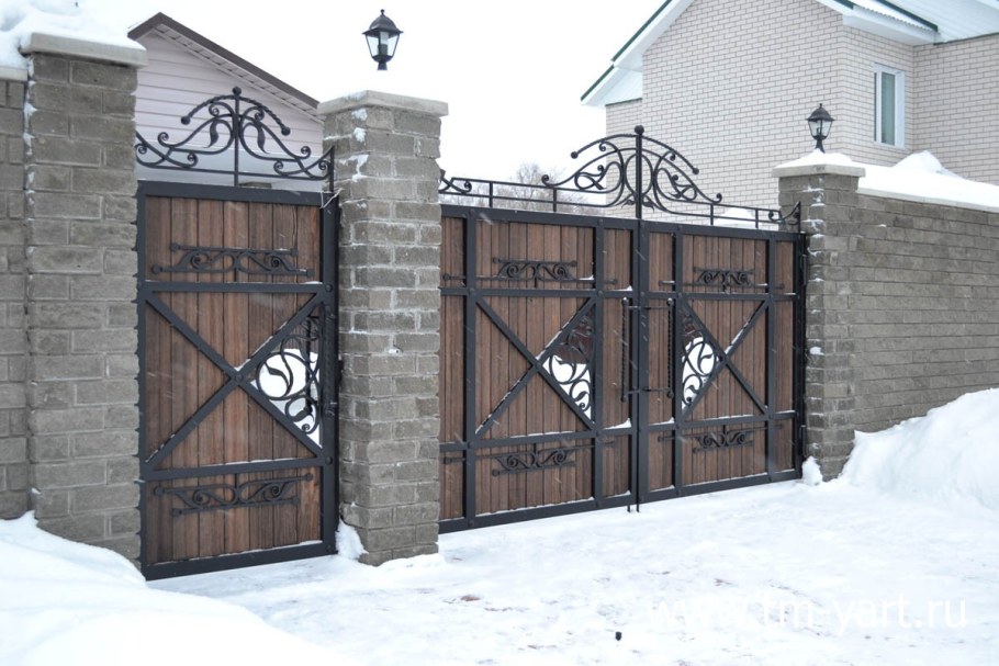 Кованые ворота с деревом
