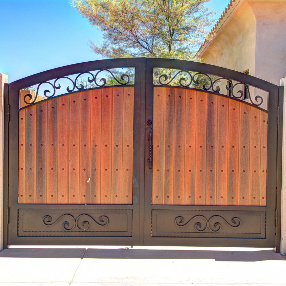 Шикарные деревянные ворота