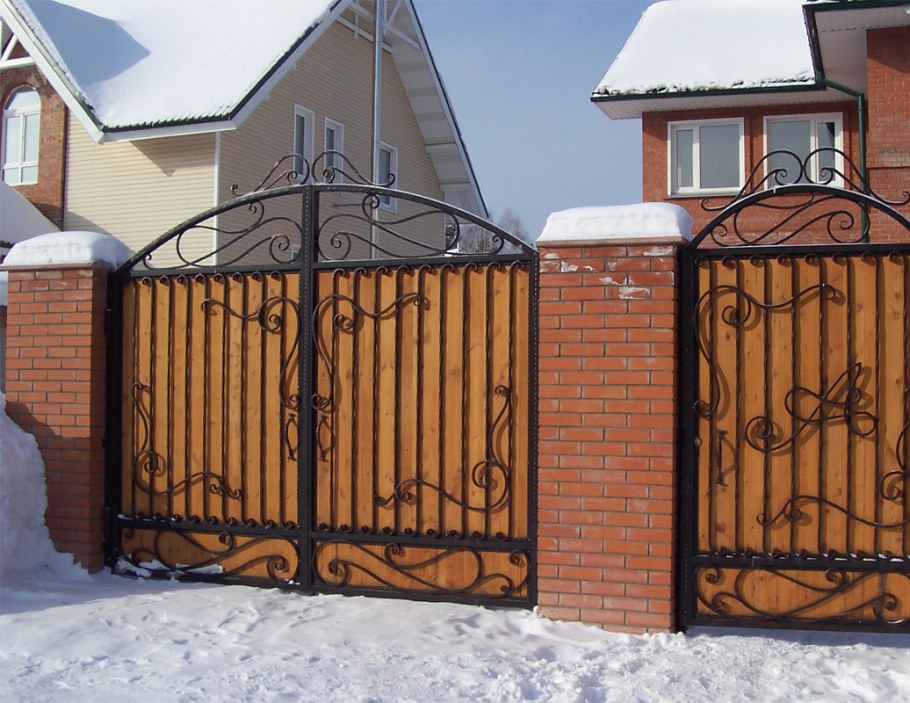 Деревянные ворота с элементами ковки