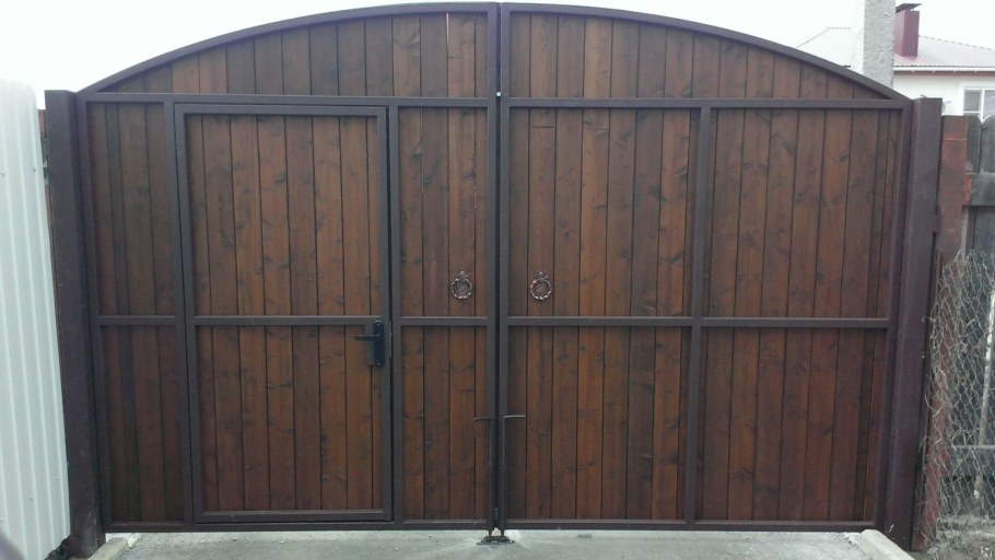 Деревянные ворота с калиткой внутри