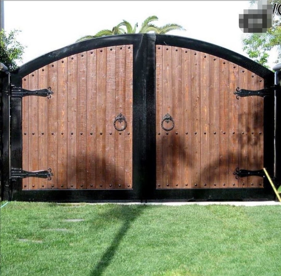 Распашные ворота с элементами дерева