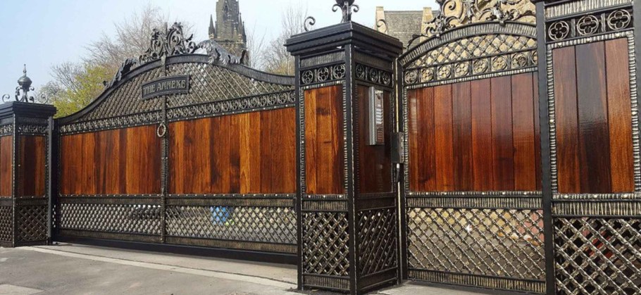 Кованые ворота с деревом