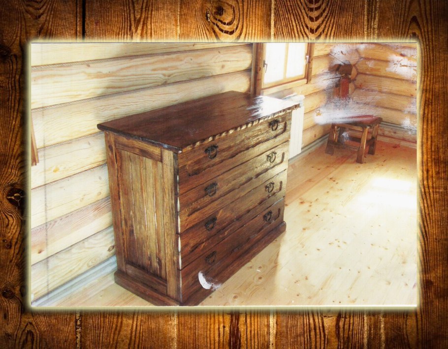 Комод из брашированной древесины