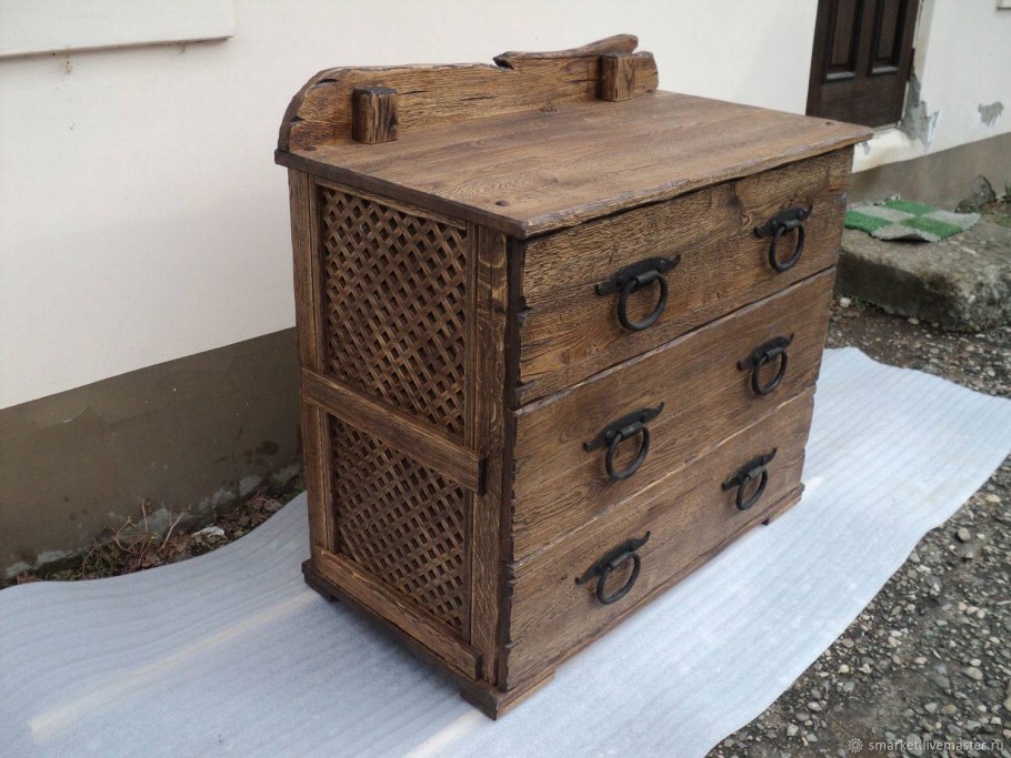 Комод из состаренного дерева