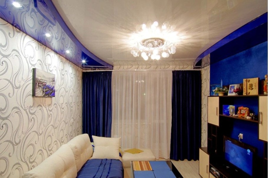 Натяжные потолки в зале