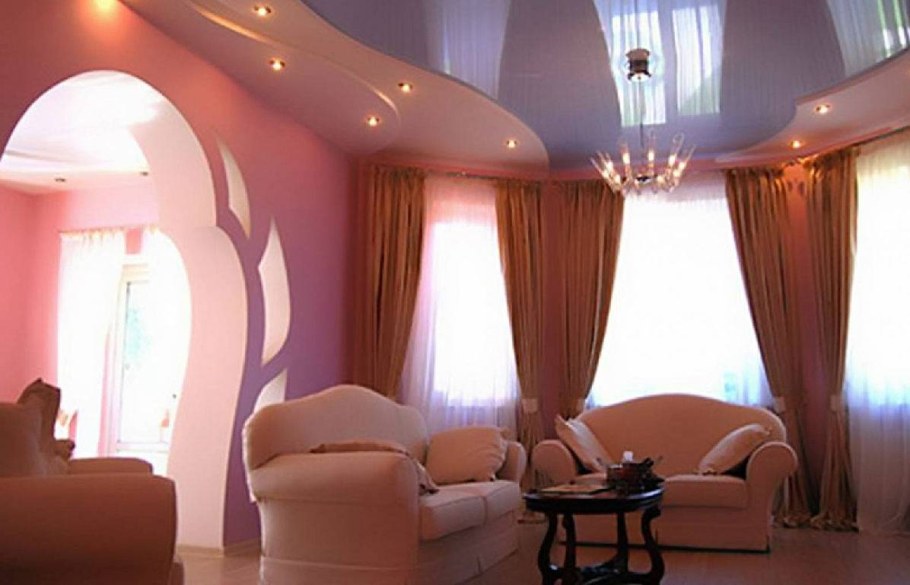 Натяжные потолки в зале