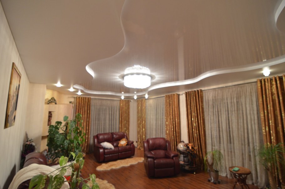 Двухъярусные натяжные потолки в зал