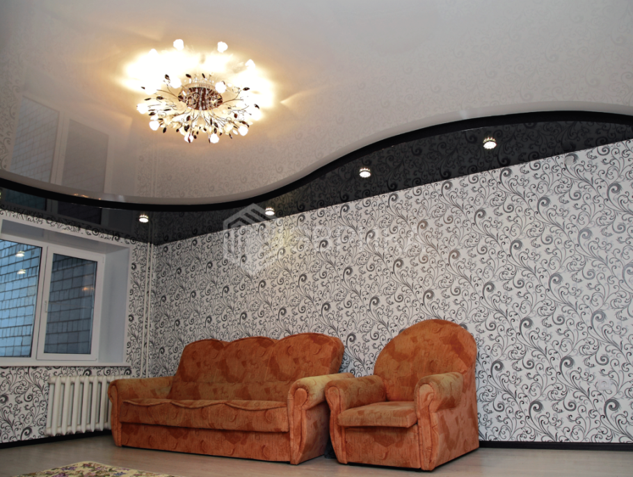 Натяжные потолки в зале
