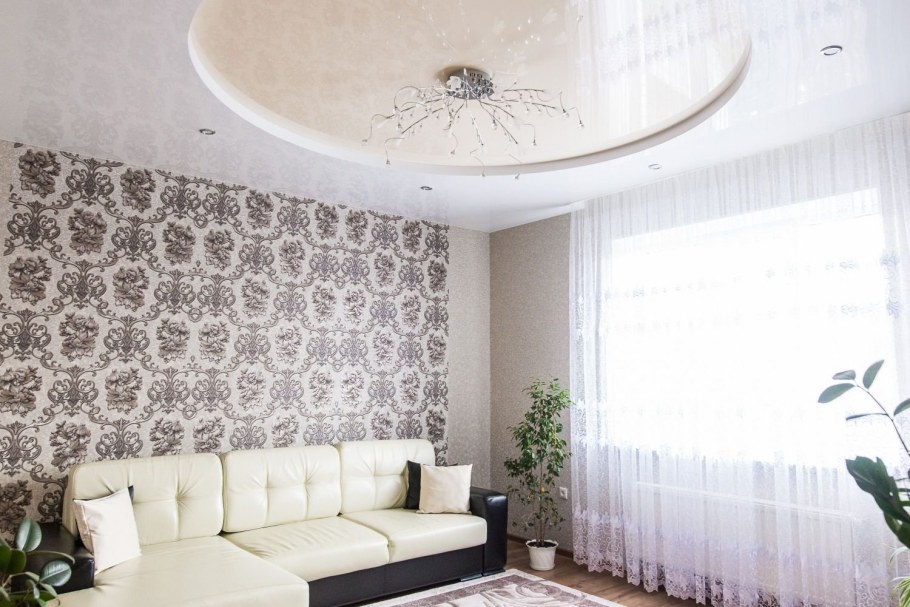 Натяжной потолок в гостиной