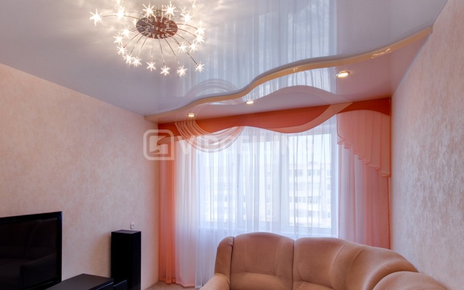 Натяжной потолок в зал