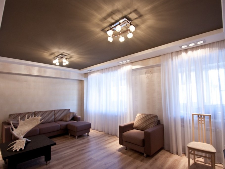 Натяжной потолок шоколадного цвета