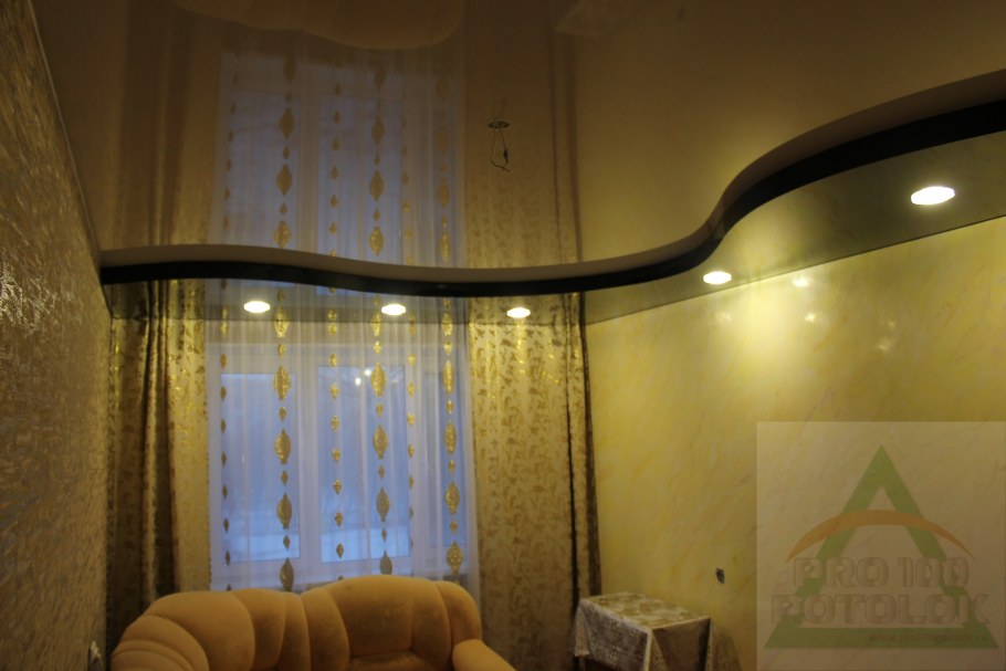 Двухуровневый натяжной потолок в комнате