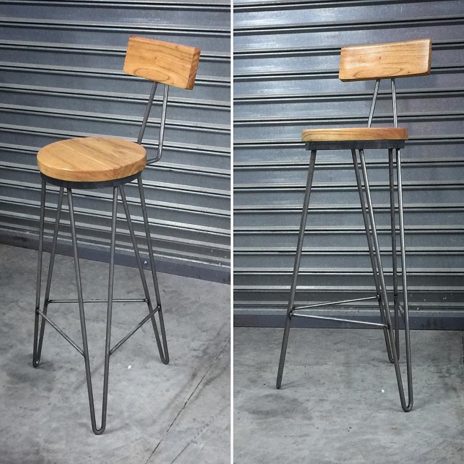 Металлическая трехногая табуретка