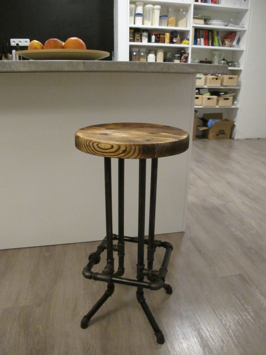 Черная стол из трубы