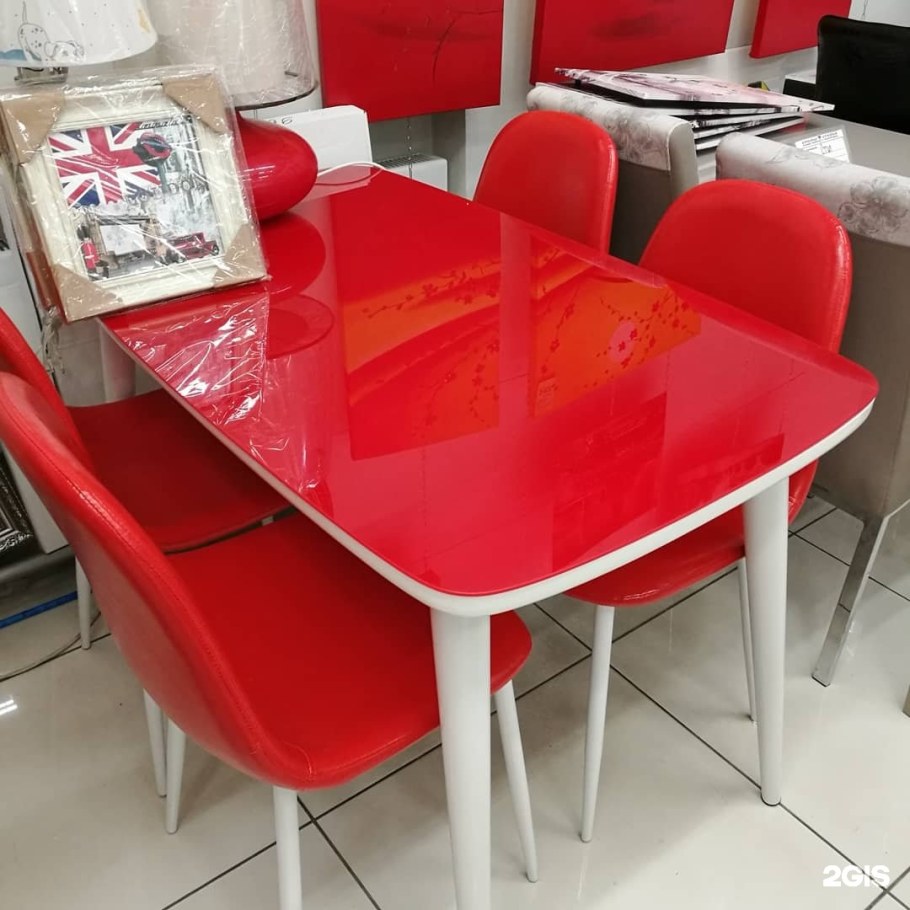 Красный кухонный стол со стульями