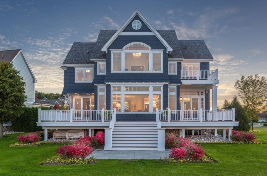 Красивый двухэтажный дом