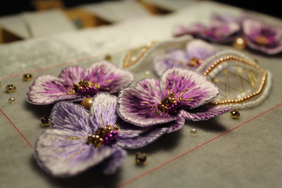 Объемная вышивка бисером на органзе