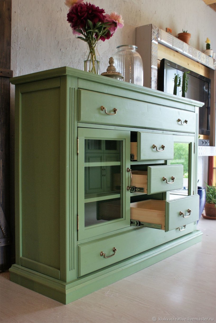 Комод зеленого цвета