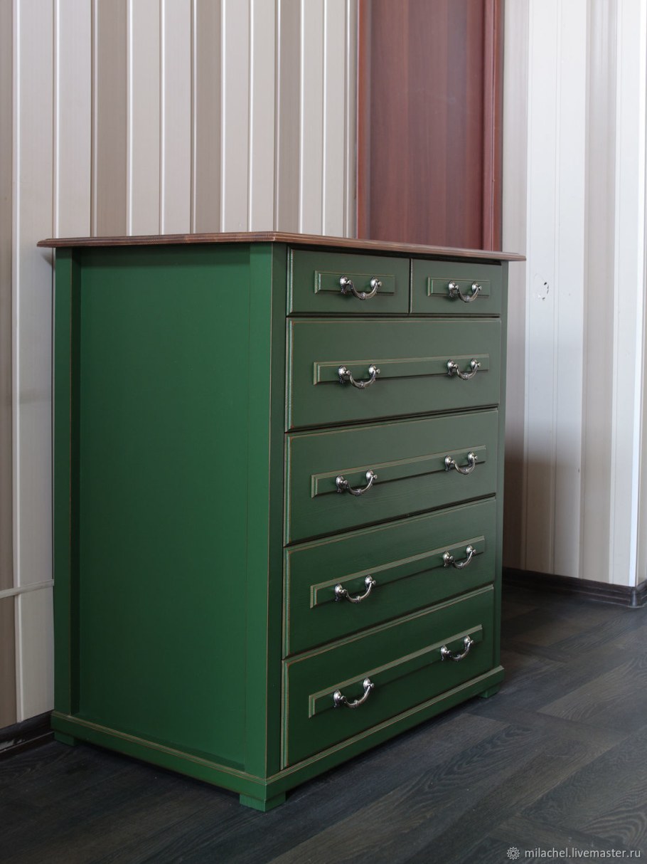 Комод зеленого цвета