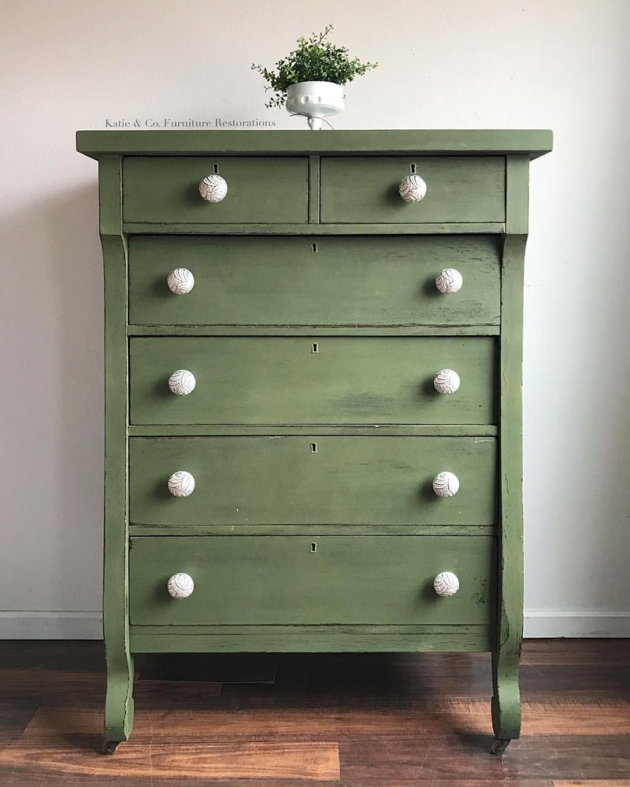 Комод зеленого цвета