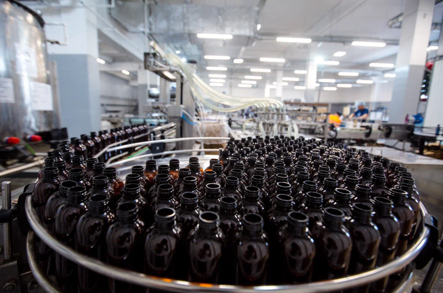 Желтая кухня с барной стойкой