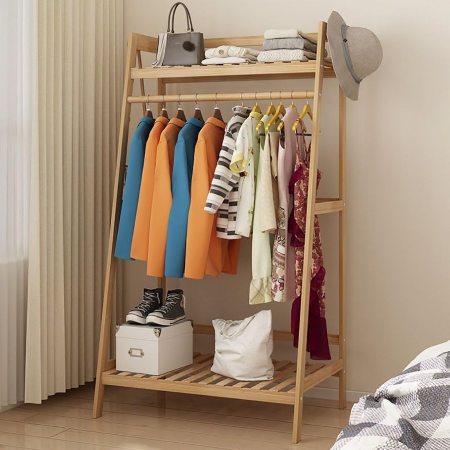 Открытая вешалка для одежды