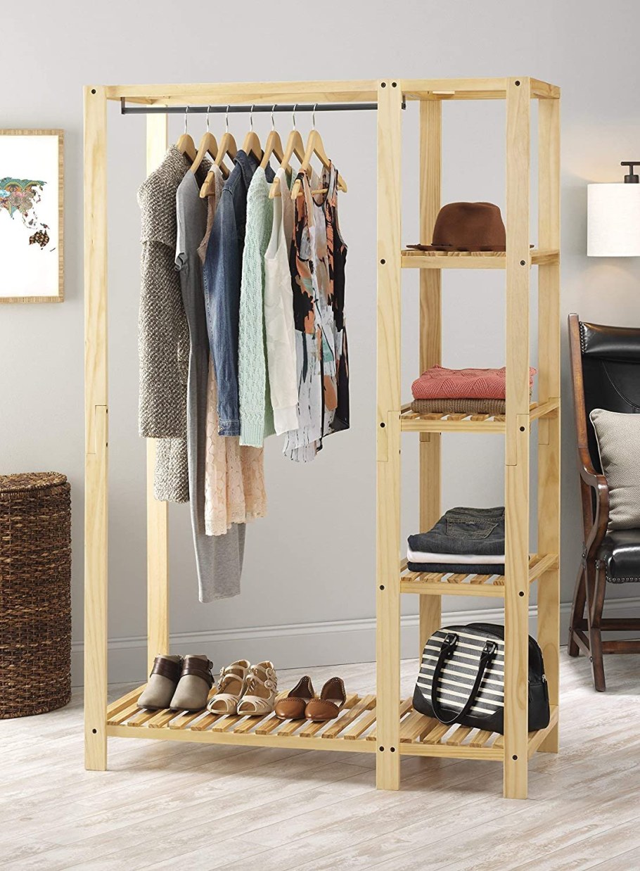 Деревянный стеллаж для одежды