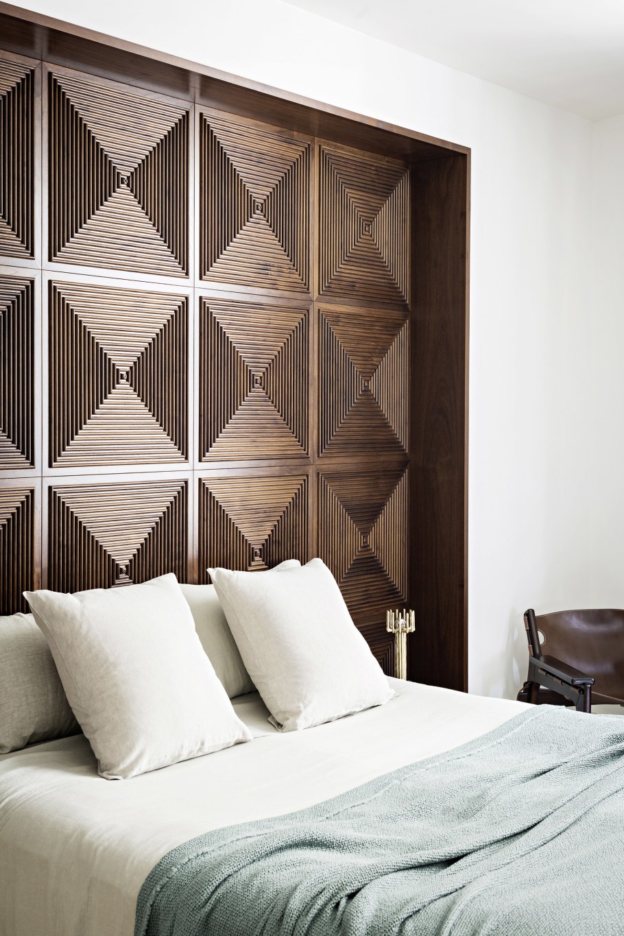 Спальня с деревянной отделкой